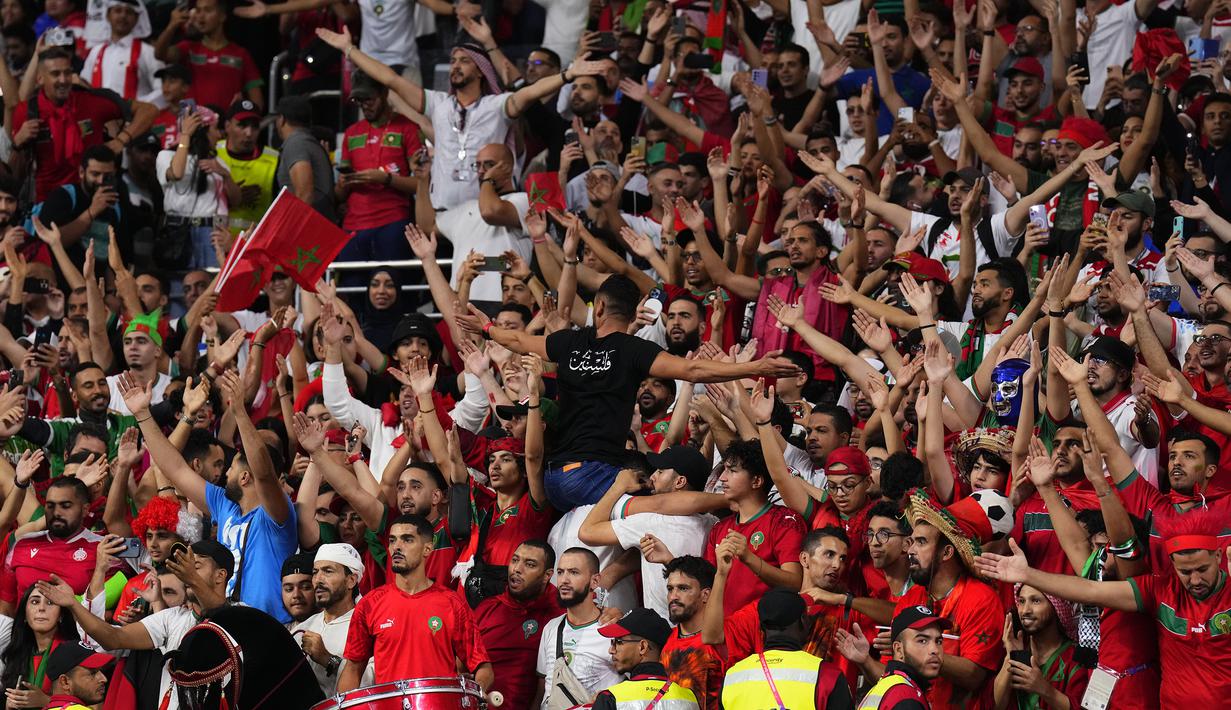 Meski gagal meraih predikat peringkat ketiga, namun penampilan skuad Timnas Maroko tetap menjadi kebanggaan bagi para suporter Tim Singa Atlas yang memadati Khalifa International Stadium. (AP Photo/Hassan Ammar)