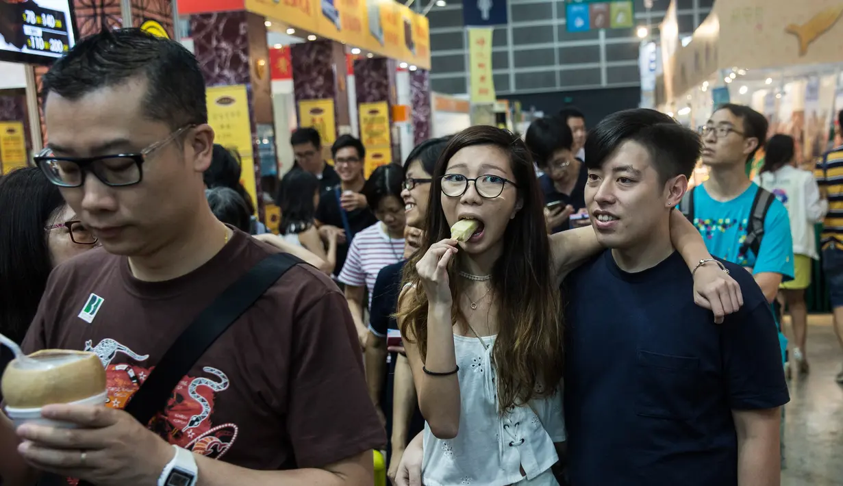 Sejumlah pengunjung menikmati makanan selama Food Expo di Hong Kong (19/8). Pameran makanan tahunan ini diadakan di Hong Kong Exhibition and Convention Center dan berlangsung dari 17-21 Agustus. (AFP Photo/Isaac Lawrence)