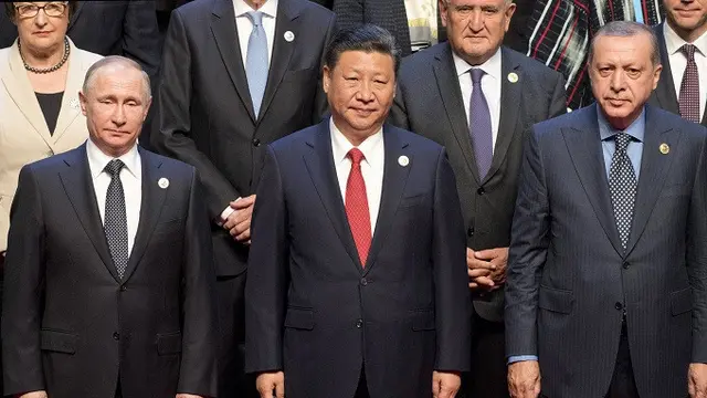 Presiden Xi Jinping diapit oleh Presiden Rusia Vladimir Putin dan Presiden Turki Recep Tayyip Erdogan saat KTT Belt and Road (AP/Alexander Zemlianichenko)