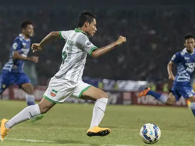 Aksi pemain Surabaya United, Evan Dimas Darmono, saat berusaha melewati hadangan pemain Persib dalam lanjutan Grup C Piala Jenderal Sudirman 2015 di Stadion Gelora Delta Sidoarjo, Sabtu (21/11/2015). (Bola.com/Vitalis Yogi Trisna)