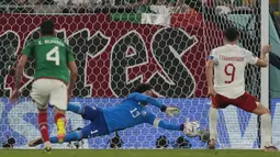 Guillermo Ochoa. Pada matchday pertama Grup C Piala Dunia 2022 (22/11/2022), kiper Timnas Meksiko berusia 37 tahun ini mampu menggagalkan eksekusi penalti striker Polandia, Robert Lewandowski. Ia berhasil menepis tendangan Robert Lewandowski yang diarahkan ke sudut kiri gawang. Laga pun akhirnya berkesudahan imbang 0-0. (AP/Themba Hadebe)