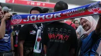 Boys of Straits saat mendukung Johor Darul Ta’zim pada laga Piala AFC 2018 di Stadion Utama Gelora Bung Karno, Jakarta, Selasa (10/4/2018). Persija Jakarta menang 4-0 atas JDT. (Bola.com/Nick Hanoatubun)