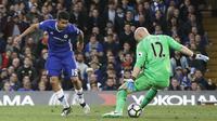 Penyerang Chelsea Diego Costa (kiri) mencetak gol ke gawang Middlesbrough dengan menendang bola melewati kaki kiper Brad Guzan. (AP Photo/Frank Augstein)