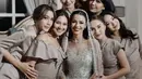 Susan Sameh belum lama ini menikah, para bridesmaid pun tampil dengan gaun warna coklat yang memiliki model berbeda-beda. [@susansameeh]