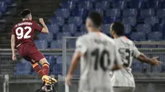 Striker AS Roma, Stephan El Shaarawy (kiri) melakukan selebrasi usai mencetak gol kedua timnya ke gawang Shakhtar Donetsk dalam laga leg pertama babak 16 besar Liga Europa 2020/2021 di Olimpico Stadium, Kamis (11/3/2021). AS Roma menang 3-0 atas Shakhtar Donetsk. (AFP/Filippo Monteforte)