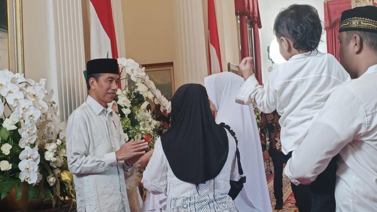 Masyarakat yang sudah antre sejak pagi merasa kecewa dan bertanya-tanya alasan mengapa tak diperbolehkan masuk ke dalam ruang open house.<br>