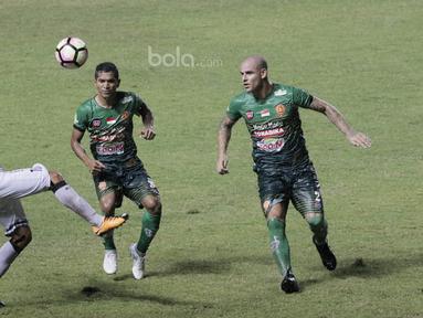 Striker Bali United, Irfan Bachdim, berusaha melewati pemain PS TNI, Abduh Lestaluhu dan Talin Facundo pada laga lanjutan Liga 1 di Stadion Pakansari, Bogor, Senin (10/7/2017). (Bola.com/M Iqbal Ichsan)