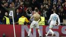 Striker Real Madrid, Cristiano Ronaldo, menghampiri fans saat selebrasi usai mencetak gol ke gawang Juventus pada laga Liga Champions di Stadion Santiago Bernabeu, Rabu (11/4/2018). Real Madrid takluk 1-3 dari Juventus. (AFP/Oscar Del Pozo)