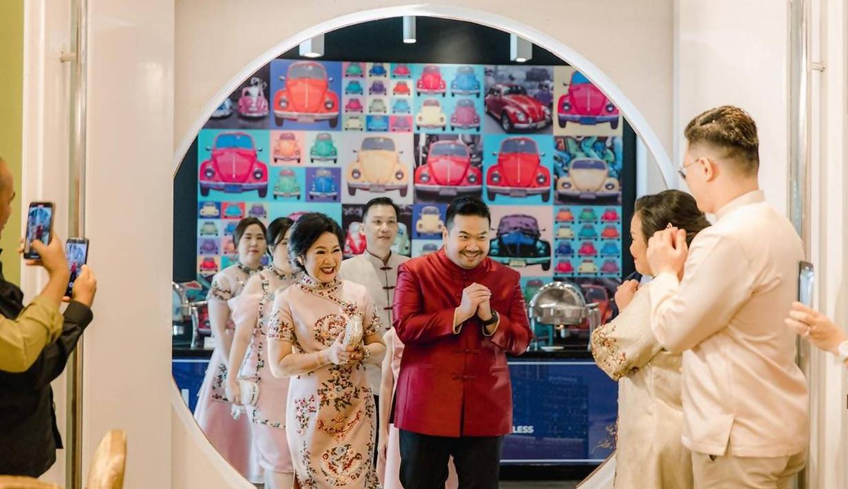 Bersama orang tua, tradisi sangjit sendiri merupakan momen lamaran atau seserahan yang dilakukan oleh mempelai pria satu minggu sebelum pernikahan. Banyak dalam tradisi ini yang perlu diperhatikan mulai dari busana, dekorasi, seserahan, hingga penyambutan mempelai. (Liputan6.com/IG/@nexcarlos)