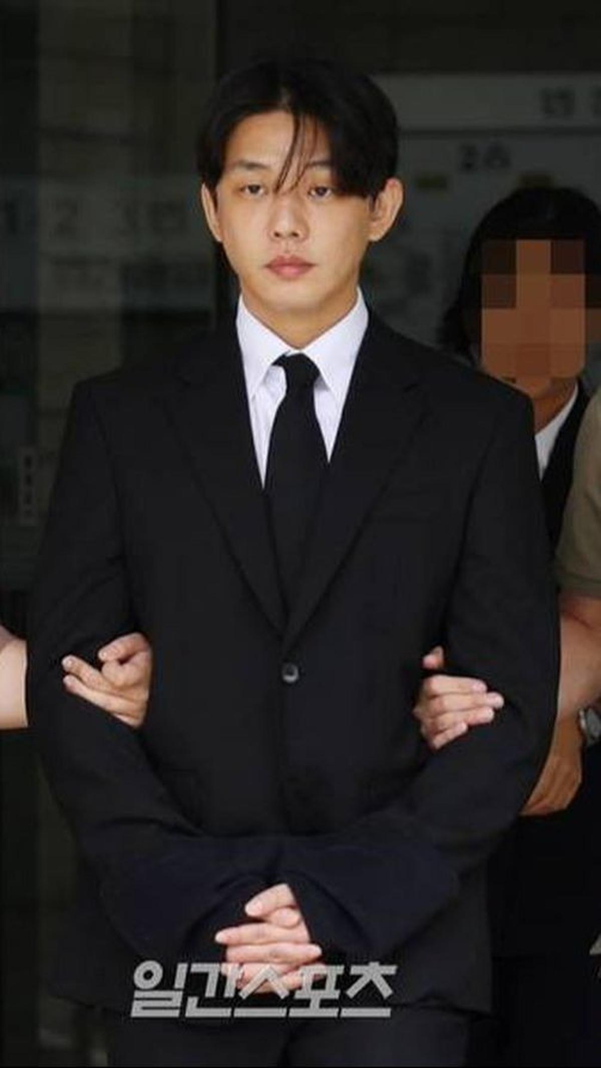 Pada Kamis, 19 Oktober, Kantor Kejaksaan Distrik Pusat Seoul secara resmi mendakwa Yoo Ah In atas lima dakwaan yang berbeda.