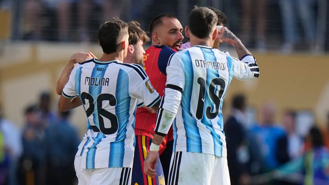 Pemain Argentina Nicolas Otamendi (19) dan Nahuel Molina (26) terlibat keributan dengan seorang pemain Spanyol