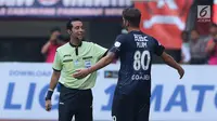 Wasit asal Iran, Bonyadifard Mooud (kiri) menerima protes pemain PSM Makassar, Willem Jan Plum saat laga melawan Persija di Stadion Patriot Candrabhaga, Bekasi, Selasa (15/8). Laga berakhir imbang 2-2. (Liputan6.com/Helmi Fithriansyah)