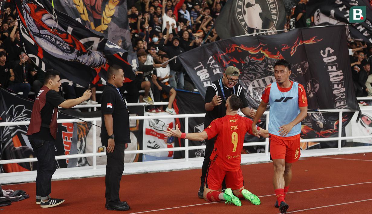 Selebrasi pemain Persija Jakarta, Marko Simic di depan The Jakmania setelah menjebol gawang Persis Solo pada laga pekan ke-31 BRI Liga 1 2023/2024 di Stadion Utama Gelora Bung Karno (SUGBK) Senayan, Jakarta, Rabu (17/4/2024) malam WIB. (Bola.com/M Iqbal Ichsan)