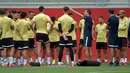 Pelatih Sevilla, Julen Lopetegui berbicara kepada para pemain selama sesi Latihan di Ciudad Deportiva Jose Ramon Cisneros Palacios di Seville, Senin (13/9/2021). Sevilla akan menjamu RB Salzburg dalam laga pembuka fase grup Liga Champions pada Selasa, 14 September 2021. (CRISTINA QUICLER/AFP)