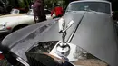 Sebuah Rolls Royce Silver Cloud III buatan 1965 juga menghiasi pameran mobil antik ke-3 di Bucharest, Rumania (12/4/2014). (REUTERS/Radu Sigheti)