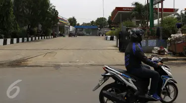 Lokasi penembakan tukang ojek di depan SPBU Jalan Raya Mayor Oking, Cibinong, Kabupaten Bogor, Rabu (4/11/2015). Sebelumnya, seorang tukang ojek bernama Japra tewas ditembak oleh oknum TNI berinisial YH pada Selasa (3/11) sore. (Liputan6.com/Yoppy Renato)