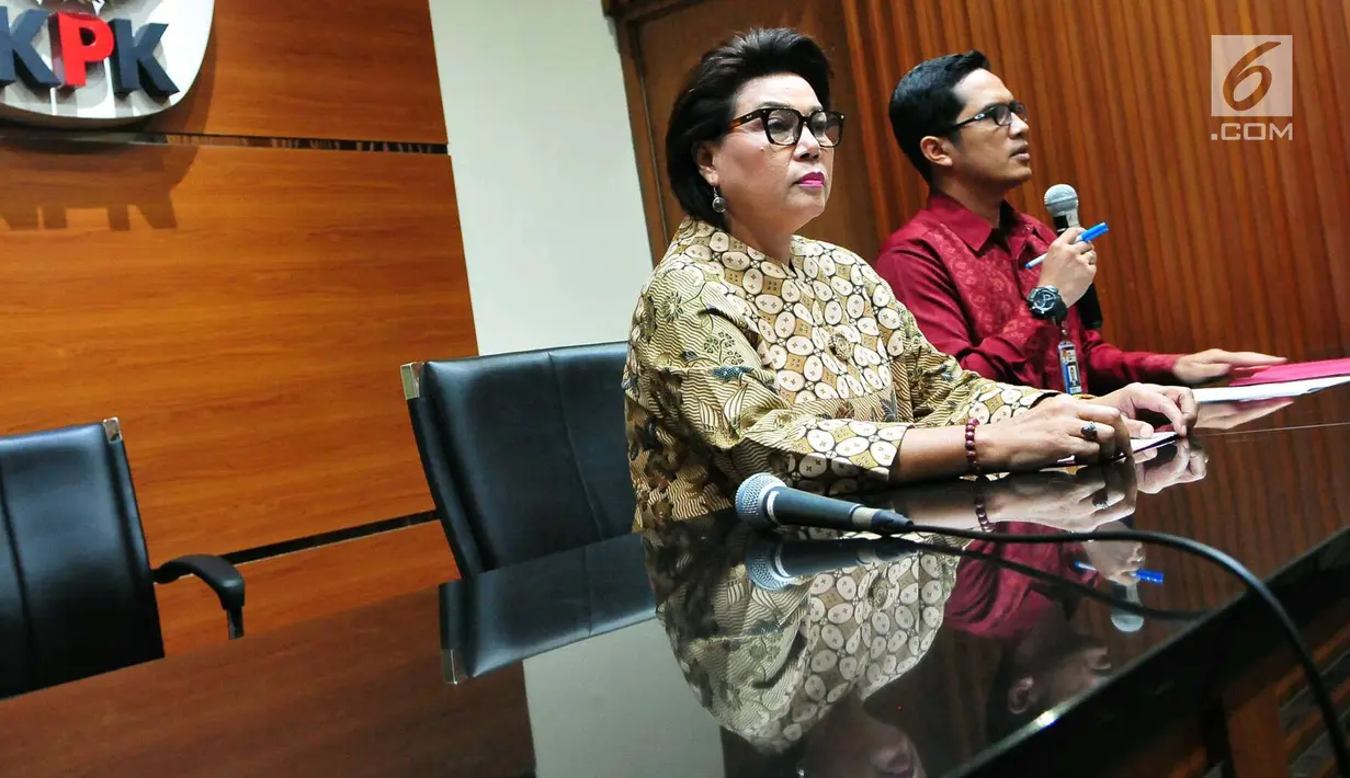 Wakil Ketua KPK Basaria Panjaitan dan juru bicara Febri Diansyah  saat konfrensi pers OTT tersangka penerimaan suap Dirjen Perhubungan Laut (Hubla) A Tonny Budiono dan Adiputra Kurniawan di Gedung KPK, Kamis (24/08). (Liputan6.com/Helmi Afandi)