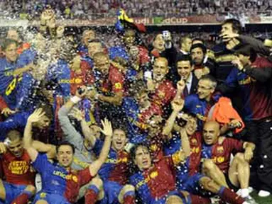 Barcelona&acute;s players celebrate after winning the Spanish King&acute;s Cup final match against on May 13, 2009 at the Mestalla stadium in Valencia. Barcelona won 4-1. AFP PHOTO/LLUIS GENE