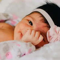 Ilustrasi bayi perempuan. (Photo by Omar Lopez on Unsplash)