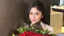 <p>Erina Gudono mendapatkan bucket bunga mawar merah dari Kaesang Pangarep. Erina sempatkan foto dengan bunga pemberian suami sebelum pergi nyoblos ke TPS. Tak kalah cantik dari bunga mawar merah, pesona menantu Presiden Jokowi ini bikin pangling. Menikah tahun 2022, Valentine 2024 menjadi Hari Valentine kedua yang dirayakan bareng suami. (Liputan6.com/IG/@erinagudono)</p>
