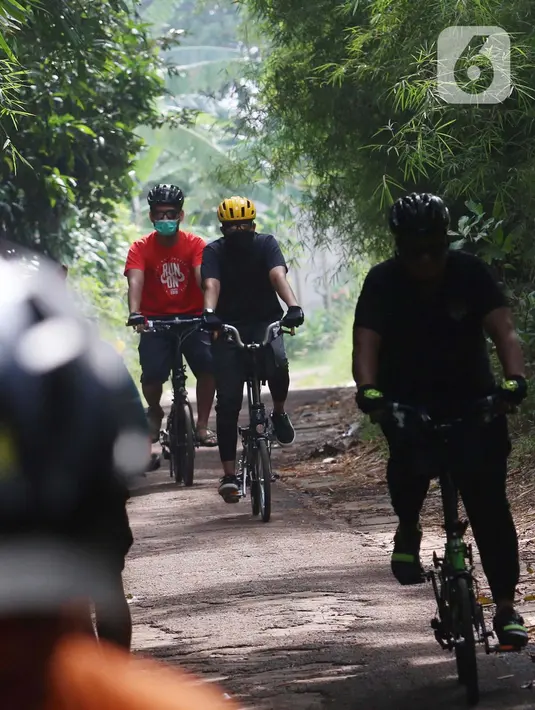 Warga bersepeda di perkampungan di Parigi, Tangerang Selatan, Minggu (24/10/2021). Beresepeda memasukin perkampungan dengan nuansa alam banyak di manfaatkan masyarakat untuk mencari suasana yang asri dan jauh dari keramaian kota. (Liputan6.com/Angga Yuniar)