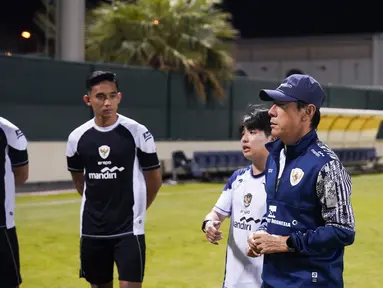 Pelatih kepala Timnas Indonesia, Shin Tae-yong memberikan instruksi kepada para pemain saat melakukan latihan menjelang Kualifikasi Piala Dunia 2024 melawan Bahrain di Hamad Town Youth & Sports Ground, Minggu, 6 Oktober 2024. (Dok. PSSI)