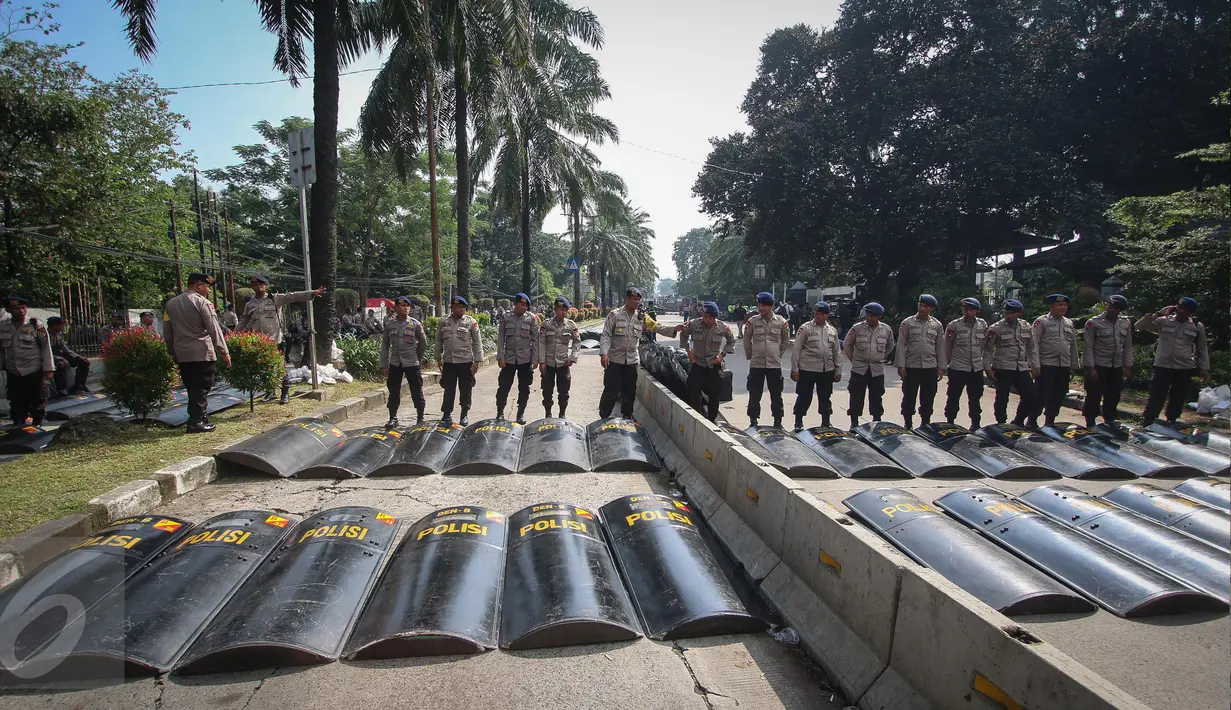 Sejumlah tameng polisi diletakkan di luar Kementerian Pertanian, Jakarta, Selasa (9/5). Pihak kepolisian melakukan pengamanan sebagai antisipasi kericuhan sidang pembacaan putusan terhadap Basuki Tjahaja Purnama alias Ahok. (Liputan6.com/Faizal Fanani)