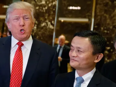 Presiden terpilih AS, Donald Trump (kiri) dan Bos Alibaba, Jack Ma mengadakan pertemuan di Trump Tower, New York, Senin (9/1). Jack Ma menawarkan kerjasama untuk menciptakan satu juta lapangan kerja di AS selama 5 tahun ke depan. (AP Photo/Evan Vucci)