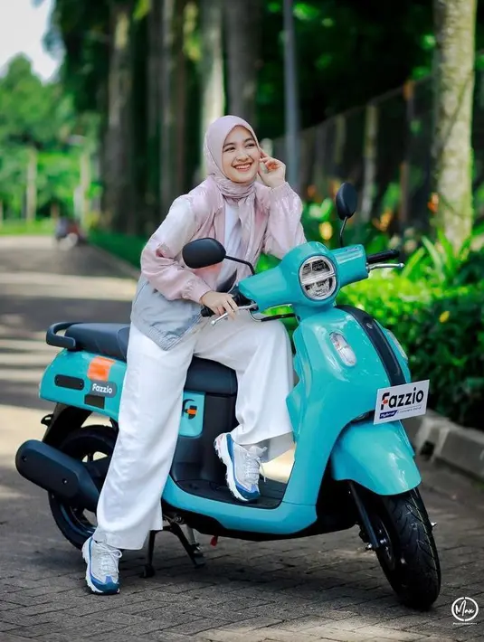 Tampil lebih sporty dengan busana warna pink? OOTD ala Cut Syifa ini bisa jadi referensi. Padukan bomber jacket warna pink-abu-abu dengan t-shirt dan celana kulot putih. Tambahkan pula sneakers untuk memperkuat kesan sporty pada look-mu. (Instagram/cutsyifa).