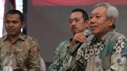 Dirut Semen Indonesia Suparni, Deputi BUMN Fajar Harry Sampurno dan Dirut Samana Citra Agung Deni Fahlevi (ka-ki) di Jakarta, (17/3).Ini guna memperluas kapasitas produksi dengan membangun kapasitas baru di wilayah Sumatra.  (Liputan6.com/Angga Yuniar)