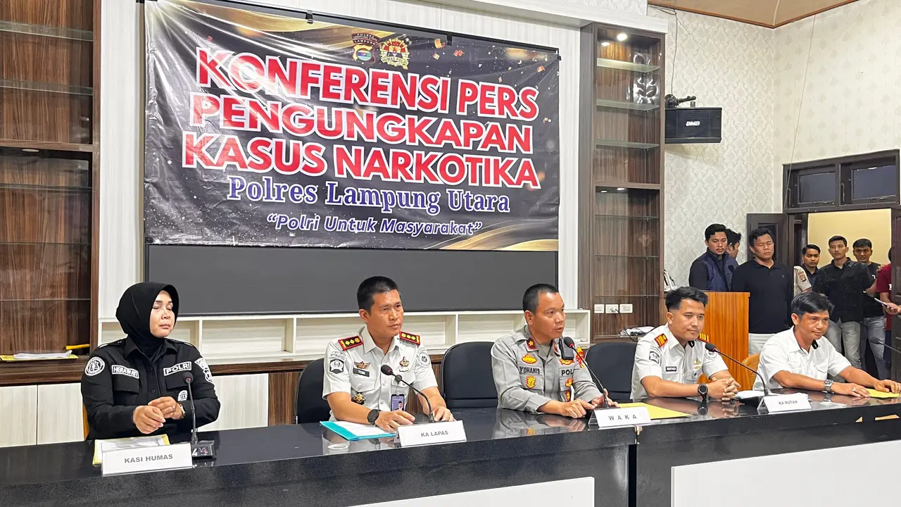 Kepala Rutan Kelas IIB Kotabumi, Marthen Butar Butar saat memberikan keterangan terkait petugasnya yang hendak menyeludupkan sabu ke dalam tahanan.