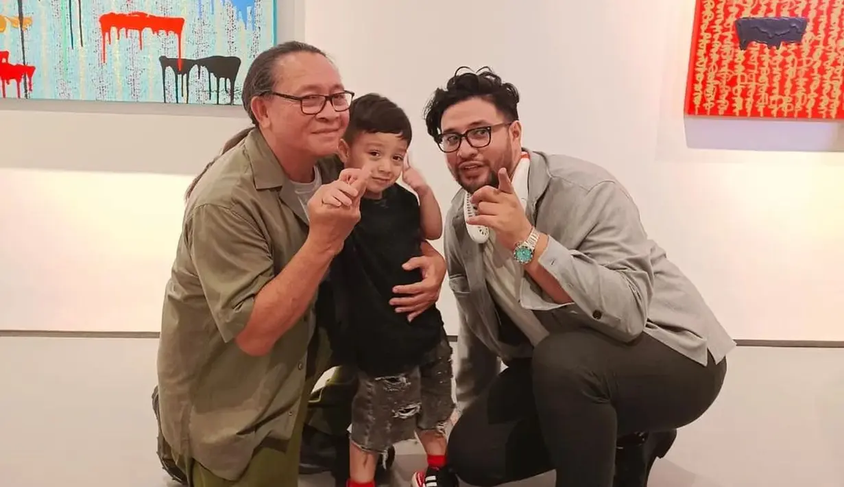 Ini merupakan momen pertama Ammar kembali bekerja setelah tujuh bulan mendekam di penjara. Amar dan Irish tampak membawa putranya. Foto bersama pelukis Sutjipto Adi. [Instagram/sutjipto_adi]