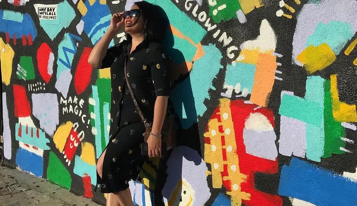 Tak jarang ia memakai kemeja corak kekinian, yang membuat gayanya semakin seru. (Foto: Dinda Kamil/ Instagram)