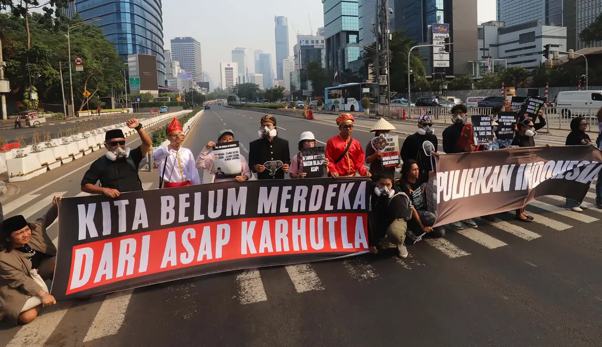 Aktivis lingkungan Wahana Lingkungan Hidup Indonesia (Walhi) berunjuk rasa terkait kebakaran hutan dan lahan (karhutla) di kawasan Tosari, Jakarta, Jumat . 14 Agustus 2026/ (KLY/ Arie Basuki)