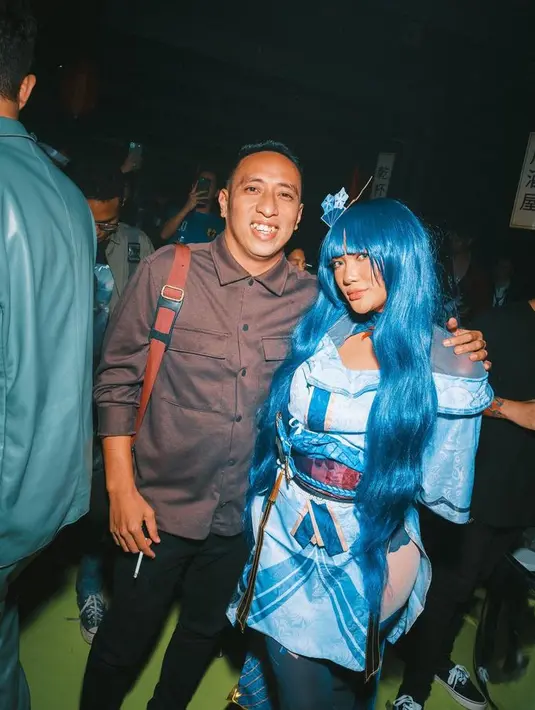 Marion Jola cosplay jadi Raiden Shogun dengan wig biru sepinggang bersama pasangannya Dennis Talakua. [Foto: @dennistalakua]