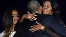 Saat Presiden Obama sedang berpidato, Michelle berusaha untuk kuat dan menahan tangisnya. Namun hal ini tidak dapat dilakukan anak perempuannya yang berusia 18 tahun, Malia. Gadis itu menatap sang ibu yang katanya hendak menangis. (AFP/Bintang.com)