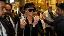 Selebritas Amerika Serikat Paris Hilton dikawal oleh petugas keamanan saat tiba di Bandara Internasional Chhatrapati Shivaji, Mumbai, India, 19 Oktober 2022. Paris memilih kacamata hitam dan topi trendi untuk melengkapi penampilannya. (AP Photo/Rafiq Maqbool)