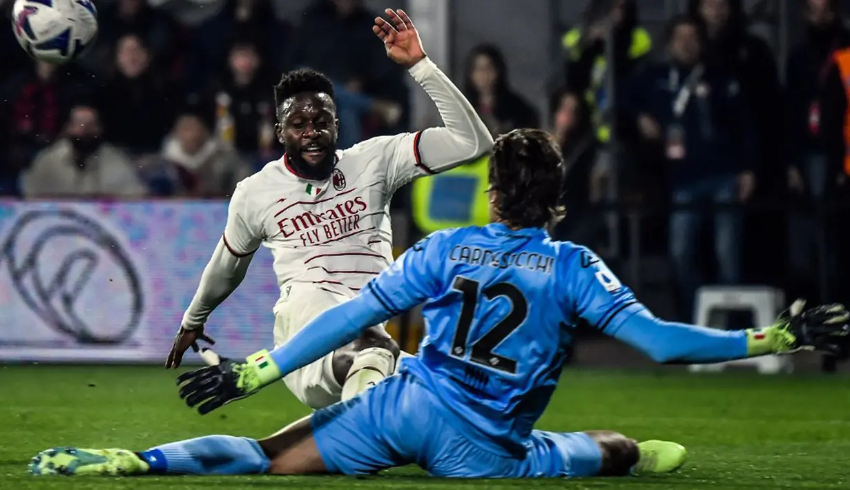 Pemain AC Milan Divock Origi (kiri) berhadapan dengan kiper Cremonese Marco Carnesecchi pada pertandingan sepak bola Serie A Liga Italia di Stadion Giovanni-Zini, Cremona, Italia, 8 November 2022. Pertandingan berakhir imbang 0-0. (Filippo MONTEFORTE/AFP)