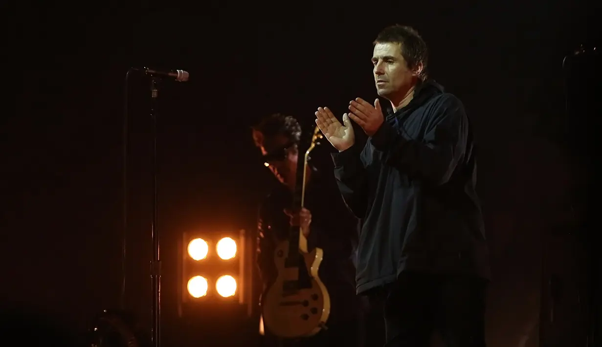 Liam Gallagher muncul di atas panggung yang terletak di Econvention Ancol, Jakarta Utara tepat pada 21.00 WIB dan langsung menyanyikan lagi Rock N Roll Star. (Bambang E. Ros/Bintang.com)