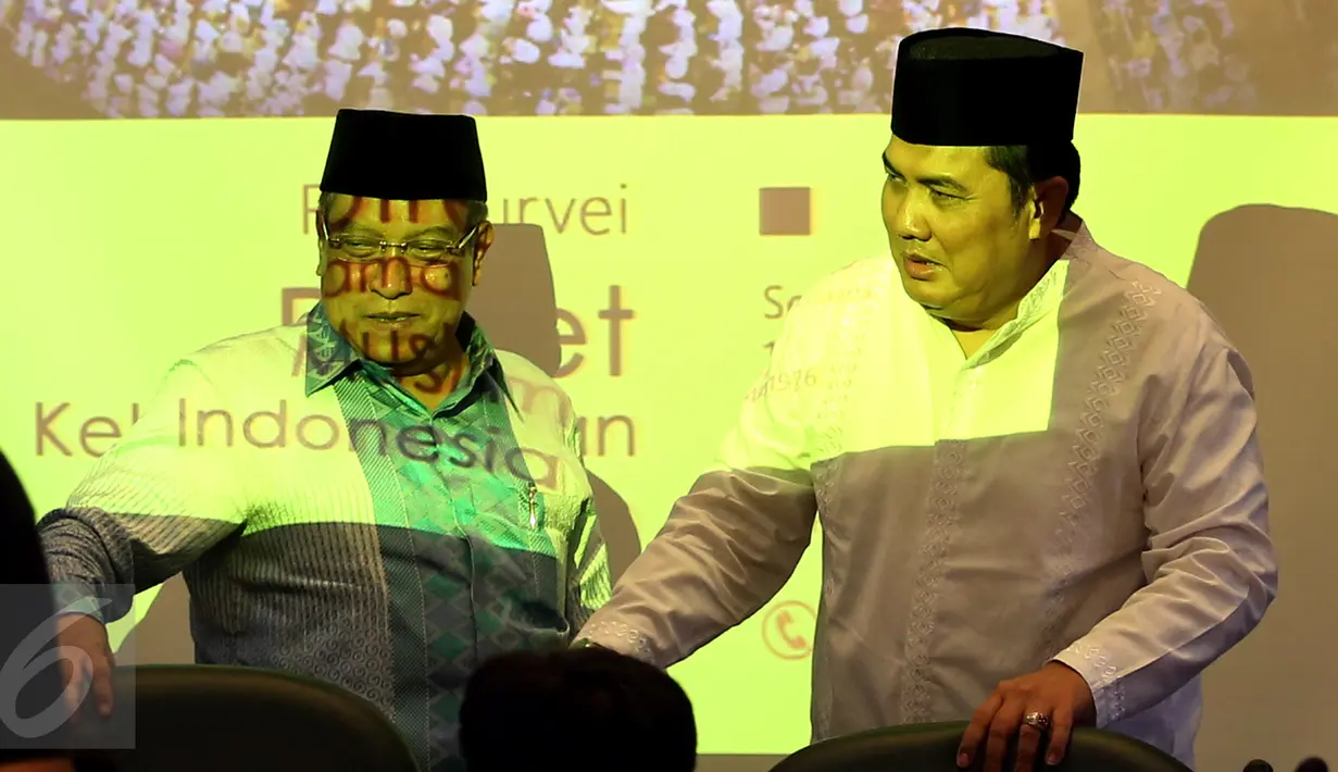 Ketua Umum PBNU Said Aqil Siradj ditemani Sekjen PBNU Helmy Faishal saat menghadiri Rilis Survei "Potret Keberagaman Muslim Indonesia" di Kantor PBNU, Jakarta, Senin (30/1). (Liputan6.com/Johan Tallo)