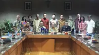 PT Elang Mahkota Teknologi (Emtek Group), perusahaan yang menaungi Indosiar, SCTV, serta KMK Online, bersilaturahmi ke kantor Konferensi Waligereja Indonesia (KWI). (Liputan6.com/Muhammad Radityo Priyasmoro)