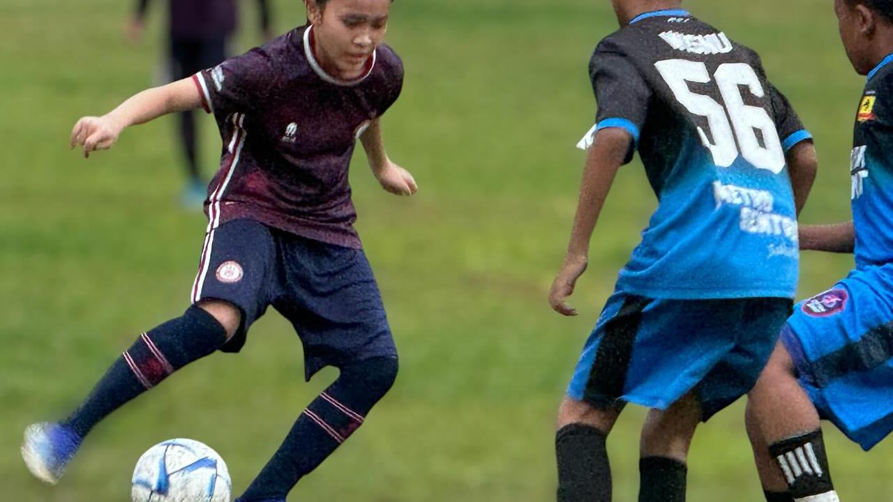 Tomboi Abis, Potret Keren Kala Madali Anak Zaskia Adya Mecca saat Tanding Bola Bersama Laki-laki di Lapangan