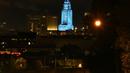 Balai Kota Los Angeles menyala biru, Los Angeles, Amerika Serikat, Jumat (10/4/2020). Balai Kota dan beberapa landmark Los Angeles menyala biru untuk menunjukkan dukungan kepada petugas medis mengahadapi virus corona COVID-19. (AP Photo/Mark J. Terrill)