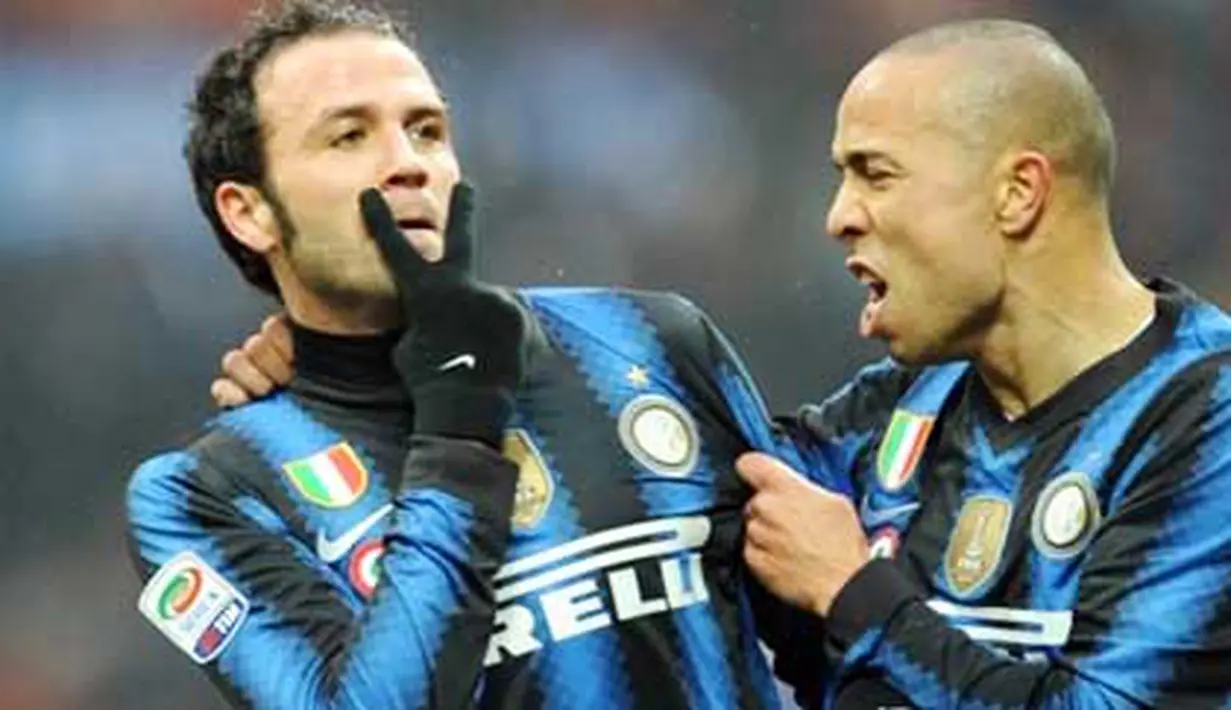 Selebrasi striker Inter Giampaolo Pazzini (kiri) yang mendapat selamat dari rekannya Houssine Kharja seusai mencetak gol ke gawang Palermo dalam lanjutan Serie A Italia di Giuseppe Meazza, 30 Januari 2011. Inter unggul 3-2. AFP PHOTO / ALBERTO LINGRIA 