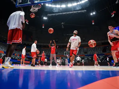 Pebasket Kanada, RJ Barrett (tengah) bersama rekan-rekannya melakukan latihan menjelang laga Piala Dunia FIBA 2023 melawan Prancis di Indonesia Arena, Senayan, Jakarta, Kamis (24/08/2023). (Bola.com/Bagaskara Lazuardi)