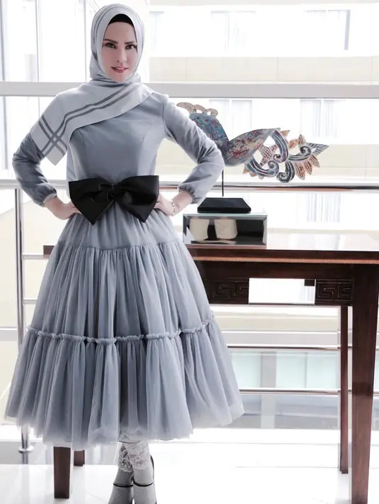 Perempuan yang akan dinikahi Vicky pada esok hari, Jumat (9/2/2018) ini memang selalu berpenampilan mewah. Apalagi ia juga mengoleksi tas-tas mahal yang katanya sempat membuat Vicky gemetaran. (Instagram/angellelga)