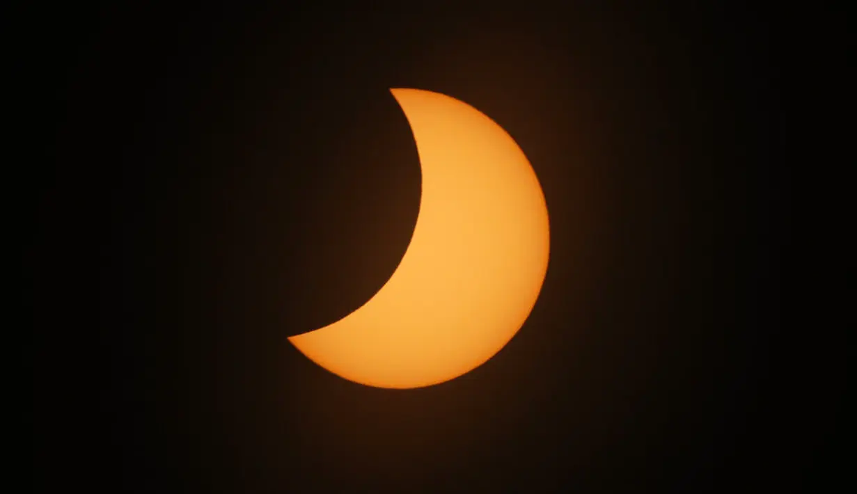Bulan bergerak melintasi matahari saat terjadi gerhana matahari total di Piedra del Aguila, Argentina, Senin (14/12/2020). Gerhana matahari total terlihat dari wilayah Patagonia utara Argentina dan dari Araucania di Chile. (AP Photo/Natacha Pisarenko)