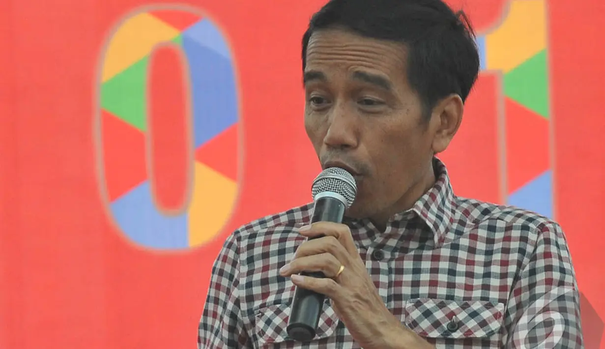 Jokowi menjelaskan isu-isu yang tidak benar itu, antara lain terkait penghapusan tunjangan kesejahteraan guru, Madiun, Jawa Timur, Sabtu (28/6/2014) (Liputan6.com/Herman Zakharia)