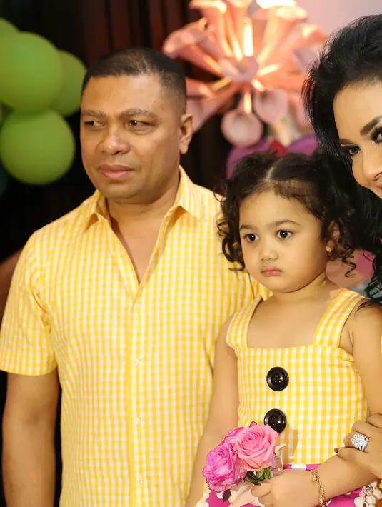 'Ga sedih dan kecewa. Kalo anak-anak komunikasi sama saya. Ucapkan happy birthday (untuk Amora),' jelas Krisdayanti. (Galih W. Satria/Bintang.com)