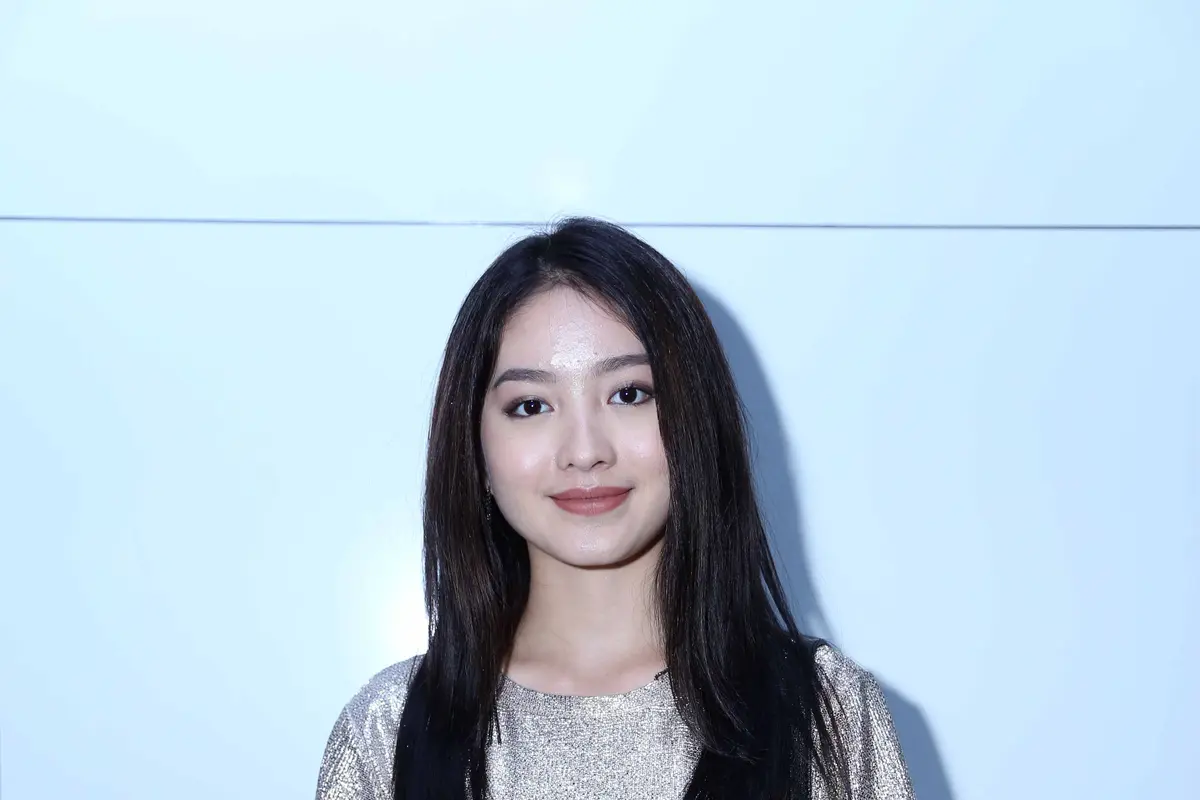 [Bintang] Potret Cantik Natasha Wilona di Lokasi Syuting Anak Sekolahan